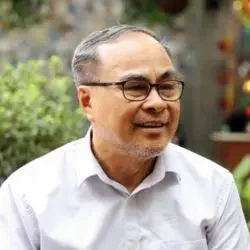 Cách Chơi Liêng Thực Tế Qua Từng Ván Bài Hấp Dẫn 4 Tác Giả Quốc Vinh